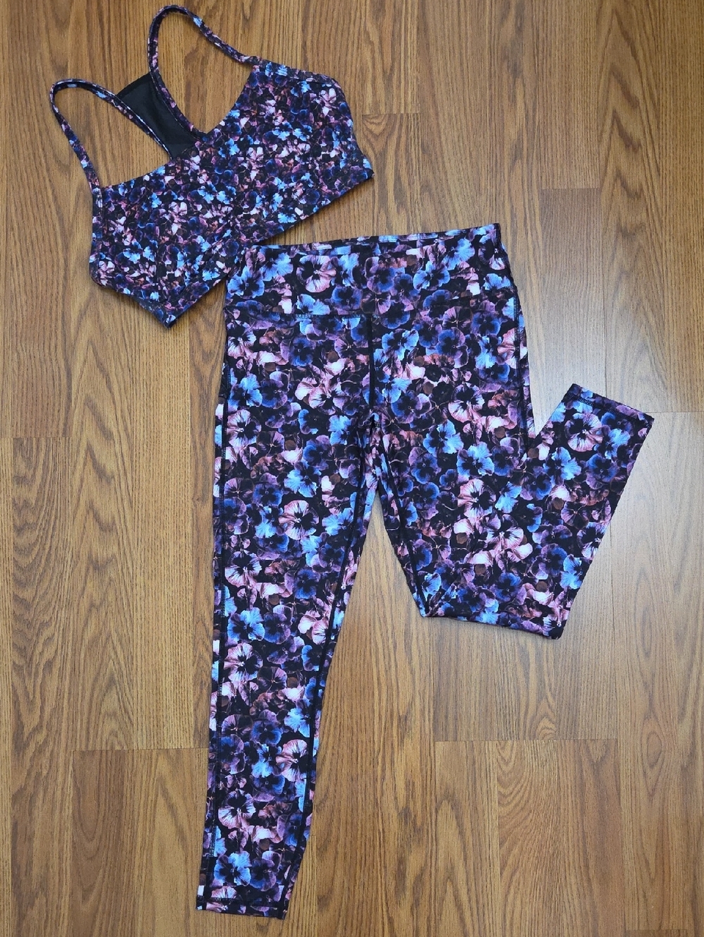 Fabletics Portia Medium Impact Sports Bra & Mid-Rose Pureluxe Capri Leggings/ XS